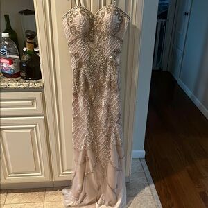 Elegant Gold Strapless Evening Gown’s jovani size 4